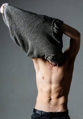 Her zaman iyi durumda. Erkek moda güzelliği. Çıplak gövdeli altı paket seksi adam. Atlet adam, saç bakımı. Spor sonrası kas eğitmeni. Fitness diyeti. Arzu ve ayartma. Seksi kas maço