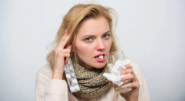 Medicina en la que puede confiar. Mujer malsana sosteniendo pastillas y vaso de agua. Mujer enferma que trata los síntomas causados por el resfriado o la gripe. Linda chica enferma tomando píldoras contra el frío. Medicamentos y aumento de la ingesta de líquidos —  Fotos de Stock