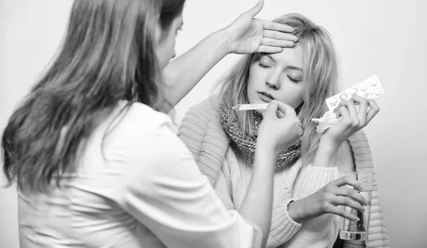 Gripe y tratamiento contra el frío. Mujer consultar con el médico. Una chica en pañuelo examinada por el doctor. Remedios contra el resfriado y la gripe El médico se comunica con el paciente recomiendan tratamiento. Médico preguntar al paciente acerca de los síntomas —  Fotos de Stock