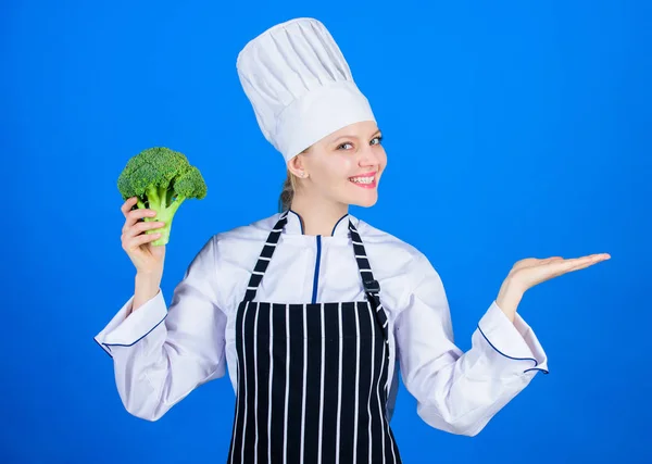 Gesund ernähren. Mädchen halten Gemüse. Bio-Ernährung. Köchin hält Brokkoli in der Hand und zeigt auf den Kopierraum. gesunde vegetarische Rezepte. erstaunliche Brokkoli-Fakten, die Sie kennen sollten. Gesunde Ernährung. Ernährungskonzept — Stockfoto