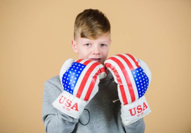 Boks kariyerine başla. Amerikan boksör konsepti. Çocuk sporcu sporcu boks becerileri. Boks sporu. Zafere doğru. Gücüne güvenen biri. Erkek sporcu Amerikan bayrağıyla boks eldiveni giyiyor.