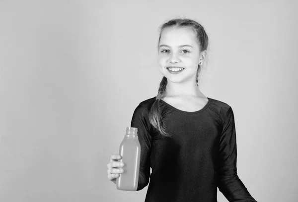 Släcka törst. Barn känner törst efter sport träning. Kid söt tjej gymnast sport bodyen Håll flaskan för drink. Vattenbalansen och hård gymträning. Dricka mer vatten. Hålla vattenflaska med dig — Stockfoto