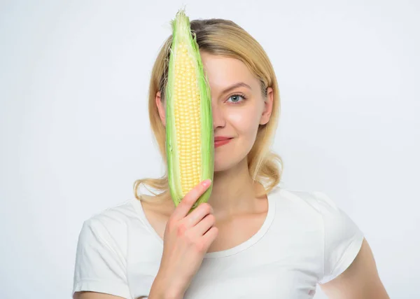 Alimentos vegetarianos e produtos orgânicos naturais saudáveis. Menu vegetariano. Coma benefícios de milho. Conceito de alimentação saudável. Mulher segurar amarelo espiga de milho fundo branco. Colheita de milho. Menina segurar milho maduro — Fotografia de Stock