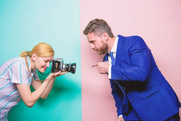 Asegurándose de que su gesto es agudo y centrado. Empresario posando para fotógrafa. Sesión de fotos de moda en el estudio. Chica sexy usando cámara digital. Fotógrafo disparando modelo masculino en estudio — Foto de Stock