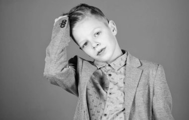 Çocuk modern saç modeli giyim resmi tarzı takım elbise mavi arka plan. Kendine güvenen adam şık kıyafet tadını çıkarın. Yakışıklı ve şık olmayı dene. Daha hızlı büyümek istiyorum. Tarzı hakkında çok şey biliyorum. Onun tarzı bulundu