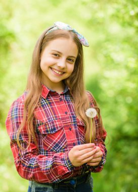 Karahindiba. Bahar tatili. Kadınlar günü. mutlu çocuk tutun blowball. yaz tatili. Rancho ve ülke. Doğal güzellik. Çocukluk mutluluğu. küçük kız ve taraxacum çiçekli. Sana çiçek götür