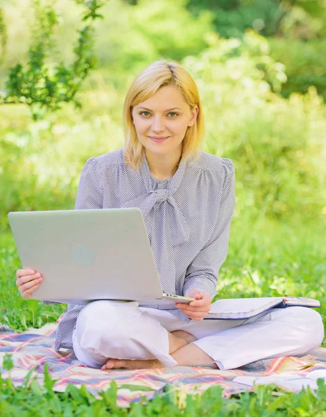 Üzleti lady szabadúszó munka közben a szabadban. Váljon a sikeres szabadúszó. Laptop nő ül szőnyeg füves réten. Online szabadúszó karrier fogalma. Útmutató kezdő szabadúszó karrier. Kellemes foglalkozás — Stock Fotó