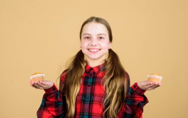 Çocuklar keklere bayılır. Ev yapımı yemeklere kafayı takmış. Diyet sağlıklı beslenme ve kalori. Nefis kekler. Kız sevimli çocuk muffins veya cupcake yeme. Tatlı tatlı. Mutfak tarifi. Lezzetli atıştırmalık