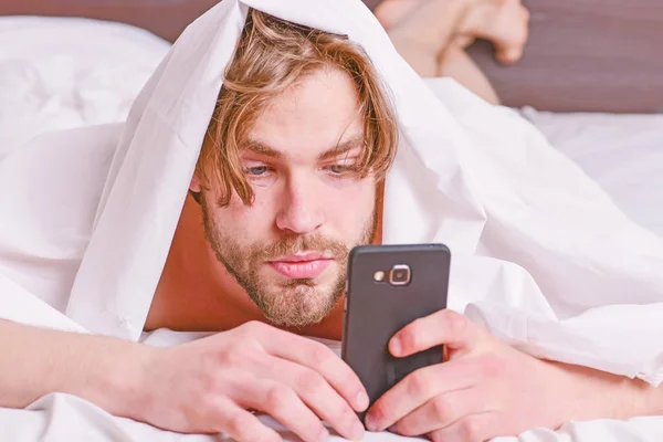 Hombre estirándose en la cama. Hombre perezoso feliz despertando en la cama levantando las manos por la mañana con sensación fresca relajado. Hombre mañana . —  Fotos de Stock