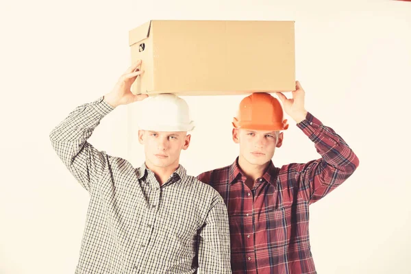 Entrega, almacén y concepto de paquete. Hombres con caras serias — Foto de Stock