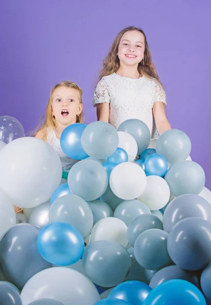 Basta viverlo al massimo e divertirsi. Sorelle felici godono di festa di compleanno. Bambine che festeggiano il compleanno con palloncini d'aria. Piccoli bambini che fanno festa di compleanno. Buon compleanno. — Foto Stock