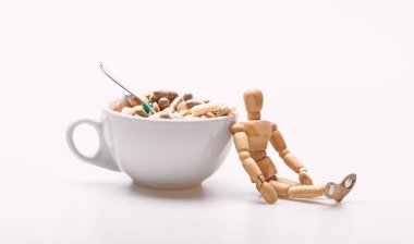 Vitamini kokteyl. Sağlık sorunu. Dokunulmazlık bakım ve tıp vitaminler. Hızlı tedavi. İlaçlar karıştırma. Tıp kavramı al. İlaç dozu. Ahşap insan kukla Kupası tam hapları ve tabletler