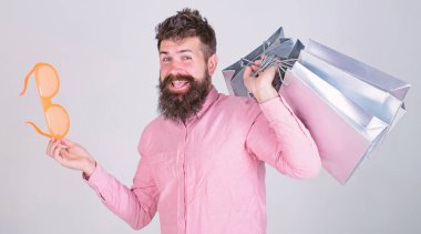 Alışveriş aptal para harcıyorsun. Aptalca şeyler para ile yapmak. Nasıl ihtiyacın yok şeyler almayı durdurmak için. Alışveriş ile takıntılı. Bağımlısı tüketici kavramı. Sakallı adam kaygısız tutun alışveriş torbaları