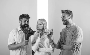 Erkekler rakipleri ile buketler çiçek kız fethetmek deneyin. Kız Orta ilgi gibi olmayı sever. Kız popüler çok erkeklerin dikkatini alırsınız. Aşk üçgeni. Kadın düşünceli ortak seçin fırsat vardır