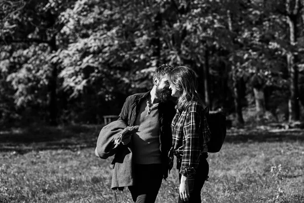 Coppia innamorata passeggia nel parco. Uomo e donna — Foto Stock