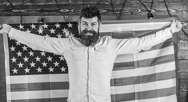Американський вчитель тримає американський прапор. Людина з бородою і вусами на щасливе обличчя тримає прапор США, дерев'яними тлі. Концепція американської системи освіти. Програма студентського обміну — стокове фото