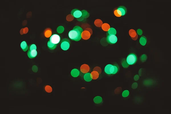 Festliche Kulisse mit bunten Lichtern. helle und festliche Atmosphäre des kommenden Urlaubs. Weihnachtsdekoration. defokussiertes Licht bunter Girlanden. abstrakte bunte Bokeh Hintergrund — Stockfoto