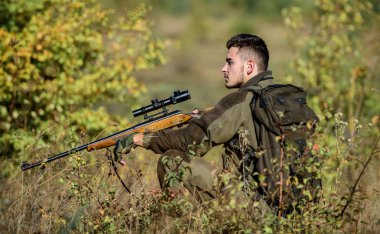 Profesyoneller için av malzemeleri. Avcılık vahşi erkeksi bir hobidir. Sakallı ciddi avcı boş zamanlarını avlanarak geçiriyor. Avcı tüfeği. Adam kamuflaj elbisesi giyer. Avlanma izni