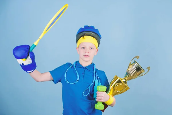 Ejercicio de gimnasia de adolescente. Fuerza y motivación. Feliz niño deportista mantenga copa campeón. motivación del deporte. Dieta fitness. Energía. éxito. Actividad infantil. Deporte y salud. motivación deportiva — Foto de Stock