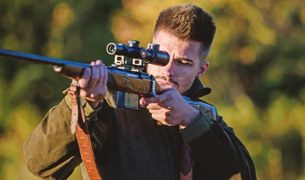 Caza brutal pasatiempo masculino. Temporadas de caza y captura. Barbudo cazador serio pasar tiempo libre de caza. Mira ahí. Notado juego. Hombre brutal sin afeitar guardabosques fondo de la naturaleza. Permiso de caza — Foto de Stock