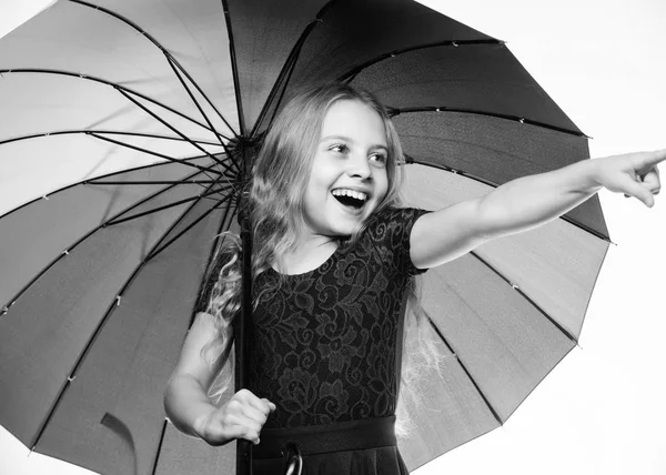 비록가 긍정적인 비 시즌을 유지. 가 대 한 밝은 액세서리. 아이디어는 흐린가 날에 어떻게 살아 나. 우산 비오는 날 날씨와 작은 소녀. 우산을 가진 작은 소녀. 가 패션 — 스톡 사진