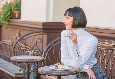 Tatlılar seviyor. Kadın çekici şık esmer gurme Pasta Cafe Teras arka plan yemek. Keyifli zaman ve rahatlama. Lezzetli gurme kek. Kız Cafe pasta tatlı ile rahatlayın. Gurme kavramı