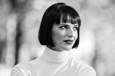 Mükemmel makyaj esmer bayan için. Kadın kırmızı dudaklar makyaj defocused yüz arka plan ile yakın kadar gizemli. Moda ve güzellik kavramı. Makyaj parlak vurgu dudaklarında. Kırmızı ruj makyaj ona uygun