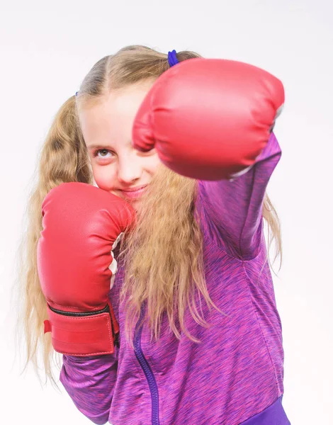 Kleines Mädchen in Boxhandschuhen beim Stanzen. Sportmode und Sportbekleidung. Knockout und Energie. Sporterfolg. Training mit Trainer. Kampf. Boxerkindertraining, gesunde Fitness. einfach das Beste — Stockfoto