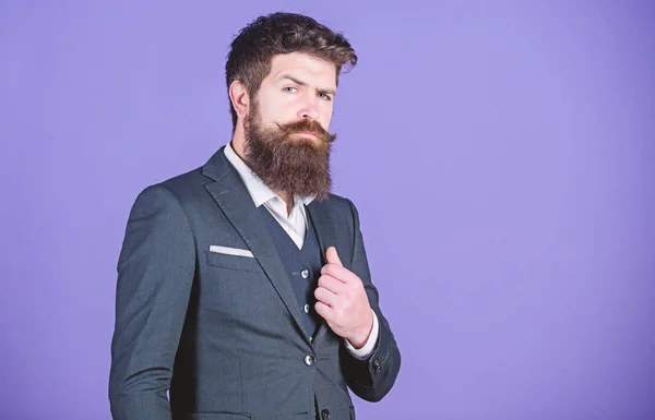 Empresário roupa elegante stand fundo violeta. Homem barbudo hipster usar roupa clássica terno. Roupa formal. Elegância e estilo masculino. Conceito de moda. O tipo usa roupa formal. Estilo impecável — Fotografia de Stock