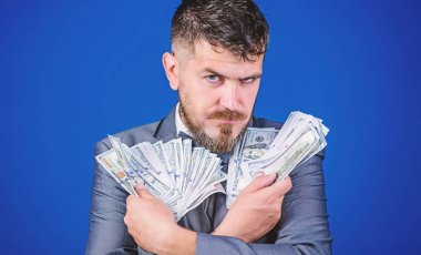 Onun nakit holdinglerin. Nakit para tutan sakallı adam. Para birimi broker para bohça ile. Zengin işadamı bizimle dolarlık banknotlar. Kendi iş ile para yapma. İş başlangıç kredi