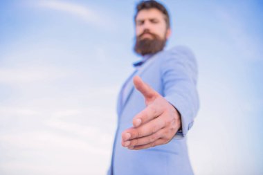 El sıkışma arkadaşça jest veya fırsat. Hadi. İş fırsat ağı. Benim iş katılmak. İş bağlantıları. İşadamı el el el sıkışma mavi gökyüzü arka plan için teklif