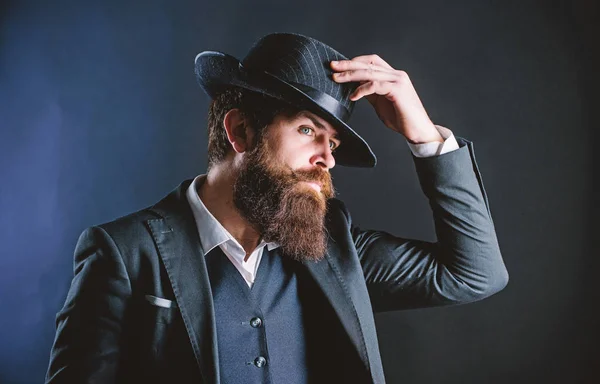 Buscando musa de moda. Empresario de traje. brutal hipster caucásico con bigote. Detective con sombrero. Hipster maduro con barba. Secreto timido. Moda formal masculina. Caballero barbudo — Foto de Stock