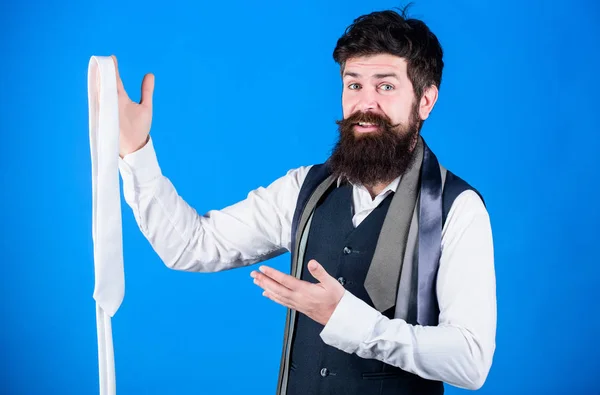 El hombre barbudo hipster tiene pocas corbatas. Un tipo con barba escogiendo corbata. Una corbata perfecta. Tipos de accesorios de corbata. Mediante la presentación de aspecto pulido para el trabajo o ocasiones sociales, corbatas mejorar armario — Foto de Stock