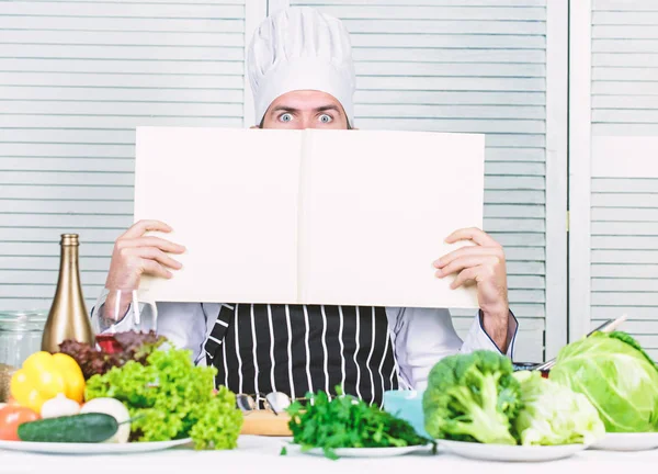 Γενειοφόρος άνδρας. συνταγή του σεφ. Χορτοφαγική σαλάτα με φρέσκα λαχανικά. Γαστρονομική κουζίνα. Βιταμίνη. Δίαιτα βιολογικά τρόφιμα. Μαγείρεμα υγιή τρόφιμα. Ώριμη hipster με γενειάδα. Η μαγειρική είναι το πάθος μου — Φωτογραφία Αρχείου
