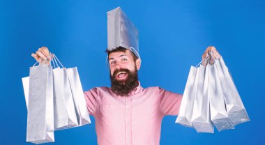 Adam çok alışveriş torbaları ile sakallı hippi. İndirim karşı koyamadım. Üstünde siyah Cuma alışveriş. Mutlu grup kağıt torbalar ile alışveriş. Karlı bir anlaşma. Alışveriş bağımlısı tüketici. Toplam satış konsepti