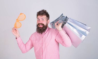 Nasıl ihtiyacın yok şeyler almayı durdurmak için. Alışveriş ile takıntılı. Bağımlısı tüketici kavramı. Adam kaygısız tutun alışveriş torbaları sakallı. Alışveriş aptal para harcıyorsun. Aptalca şeyler para ile yapmak