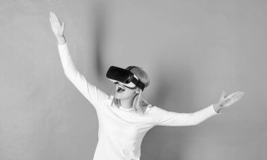 Sanal gerçeklik giyen kadın gözlüğü. Sanal gerçeklik gözlük gülümseyen iş kadını heyecanlı. Kişi üzerinde yeşil arka plan izole sanal gerçeklik kask ile. Sanal.