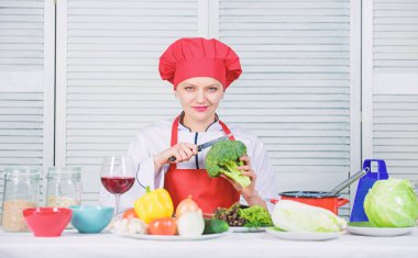Brokoli yemek yapmayı. Brokoli favori madde açın. Brokoli beslenme değeri. Çiğ gıda diyet. Kadın profesyonel şef çiğ brokoli sebze tutun. Ücretsiz sağlıklı vejetaryen ve vegan yemek tarifleri