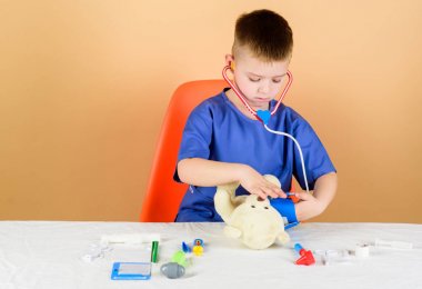 hemşire laboratuvar asistanı. Aile doktoru. Tedavi reçetesi. stetoskoplu çocuk doktor. Hastane. tıp ve sağlık. çocuk doktoru stajyeri. Tıbbi üniformalı küçük çocuk. bir hemşire olmak istiyorum