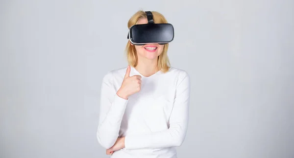 Portré nő egy fehér blúz a virtuális valóság szemüveg fej izolált szürke háttér. Személy virtuális valóság sisakot izolált szürke háttér. Nő VR-ben. — Stock Fotó