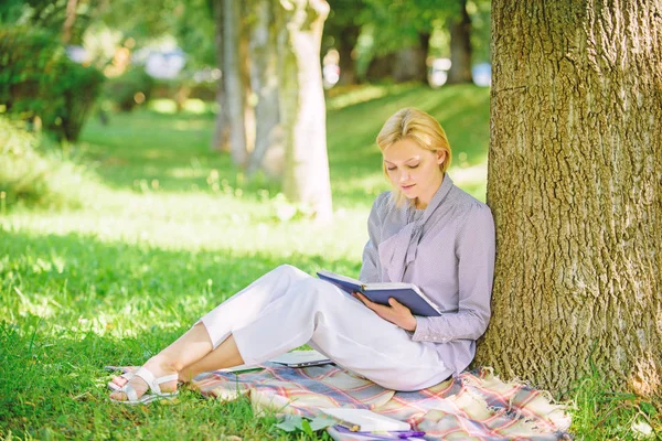 Des livres que toutes les filles devraient lire. Détendez-vous loisirs un concept de passe-temps. Meilleurs livres d'auto-assistance pour femmes. Fille concentré assis parc maigre tronc d'arbre lire livre. Lire des livres inspirants. Bestseller top liste — Photo