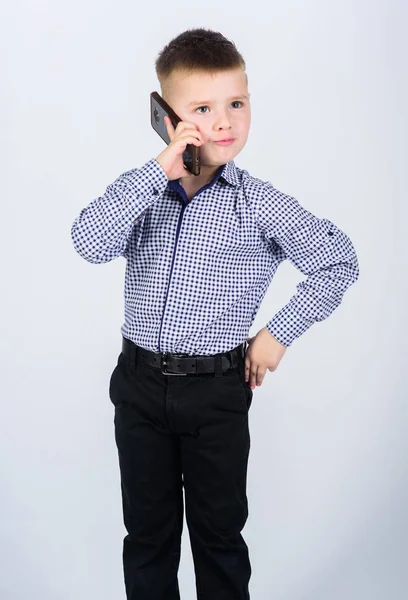 Mobil iletişim. Modern bir alet. Küçük bir işadamı. Yetiştirme ve geliştirme. Küçük çocuk resmi kıyafetler cep telefonunu arar. Sevimli çocuk akıllı telefon tutun. Mobil konuşma. İşletme fakültesi — Stok fotoğraf