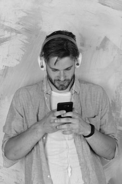 Avrupalı adam eğleniyor. Müzikal yaşam tarzı.