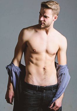 Adam seksi kas vücut çıkar gri arka plan elbise. Tam arzu. Baştan çıkarıcı maço seksi hissediyor. Bohem seksi vücut. Arzu kavramı nesne. Soyunma adam yakışıklı seksi hippi. Seksi hissediyor