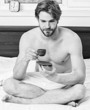 Adam çekici görünüm adam sıcak taze yapılmış kahve keyfini çıkarın. Sabah ilk iş. Her sabah kahvesini ile. Sakallı yakışıklı maço tutun fincan kahve dostum. Bir fincan kahve için en iyi zaman