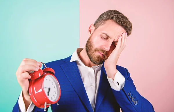 Stress-konceptet. Mogen man skägg trött på grund av arbete. Affärsman har brist på tid. Tid ledningskompetens. Hur mycket tid kvar till deadline. Dags att arbeta. Man bearded sömnig affärsman håll klockan — Stockfoto