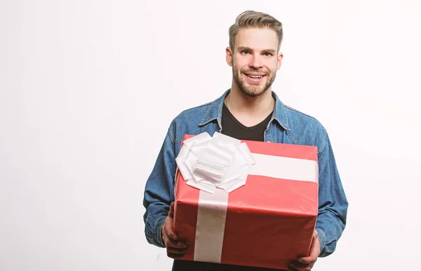 Homem com barba e cara feliz comemorar dia dos namorados. Presente do Dia dos Namorados. Presente para namorada. Um presente romântico. Camisa jeans Hipster segurar caixa de presente fundo branco. Amor e sentimentos românticos conceito — Fotografia de Stock