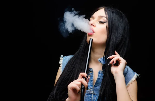 Meisje vaping. Uitrusten en ontspannen. Hookah bar. Elektronische sigaret. Mode meisje vaping. Witte wolk van rook. Vaping is sexy. Nicotine verslaving. Glamoureuze brunette roken vaping apparaat zwarte achtergrond — Stockfoto