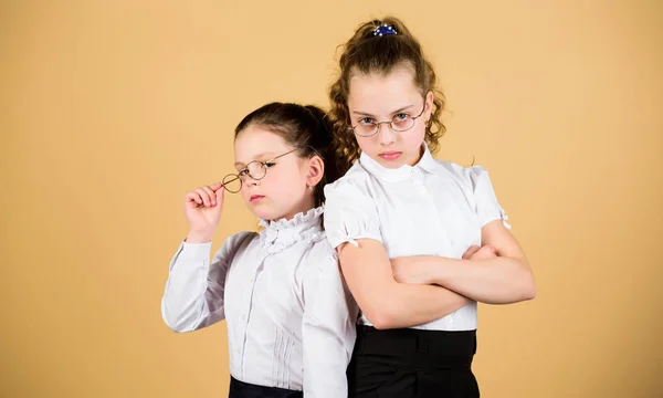 Perfect en ijverig concept. Onderwijs is wat overblijft nadat men is vergeten wat men op school heeft geleerd. Meisjes scholieren. Terug naar school. Kennisdag. Pass-examen. Ze weten alles — Stockfoto