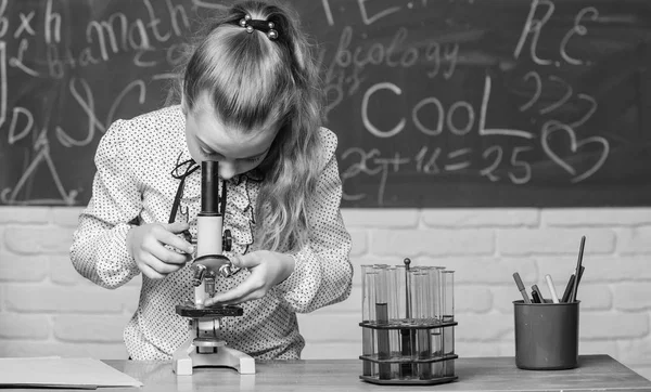 显微镜下的生活。在比洛吉实验室进行科学实验。小科学家用显微镜工作。化学研究。学校实验室里的小女孩生物教育。生物课。返回学校 — 图库照片